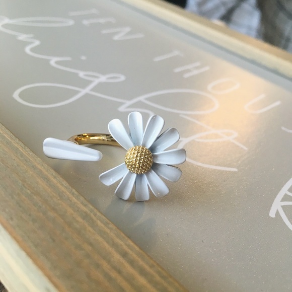 White Daisy Enamel Petal Adjustable Gold Ring - Picture 9 of 9